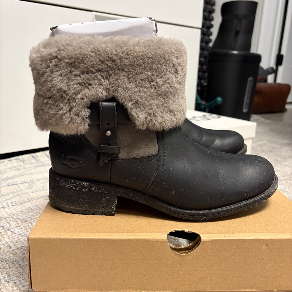 UGG Women's Chyler Short Black Leather Boot Size 8 Grey Suede Water Resistant